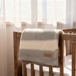 Koolaburra by UGG Crochet Knitted Fleece Blanket Gray/Off White
NEW
50” x 70”